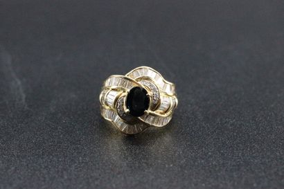Bague en or jaune ornée d'un saphir et de...