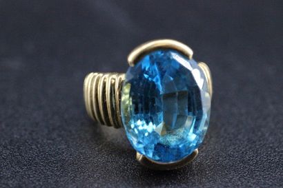 Bague en or jaune ornée d'une importante...