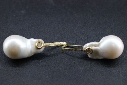 Paire de boucles d'oreilles Baroque montées...