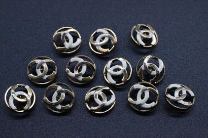 CHANEL- Lot de boutons en métal doré et émaillé...