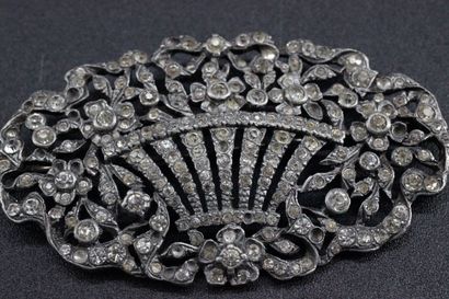 Ensemble d'une broche en métal ornée de strass...