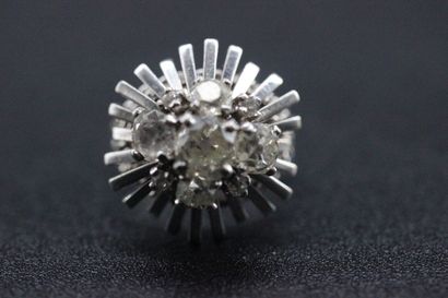 Bague dôme en or blanc ornée de 5 brillants...