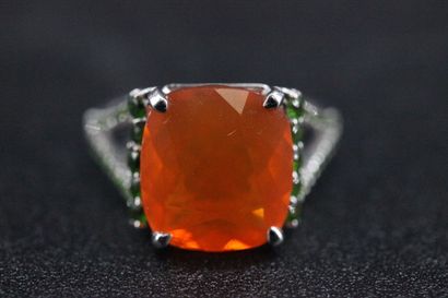 Bague en or blanc (14 K) ornée d'une opale...