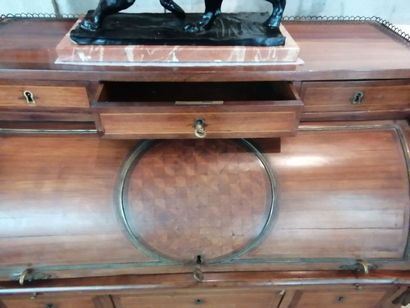 Secrétaire dos d'âne en marqueterie, Louis...