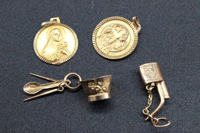 Lot de 2 médailles et breloques en or jaune....