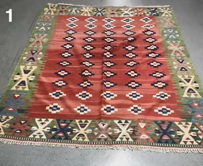 Tapis Kilim (IRAN) sur fond corail à décor...