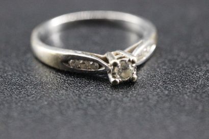 Bague en or blanc agrémentée d'un diamant...