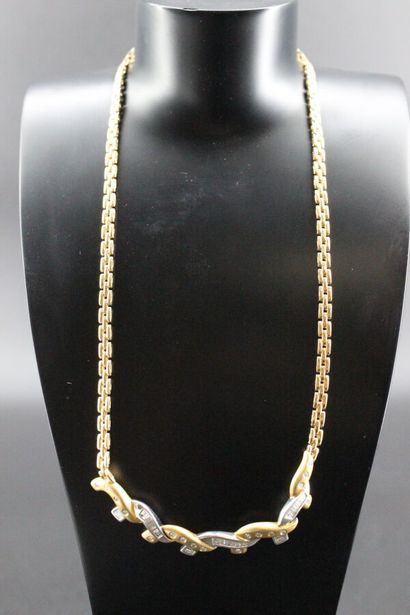 Collier en or jaune orné de diamants baguettes...