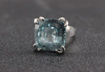 Bague en argent ornée d'une pierre bleue....