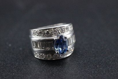 Bague bandeau en or blanc ornée d'un saphir...