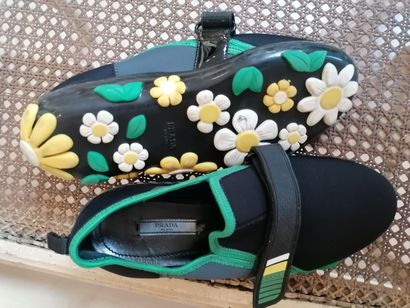 PRADA- Paire de chaussures noires à décor...