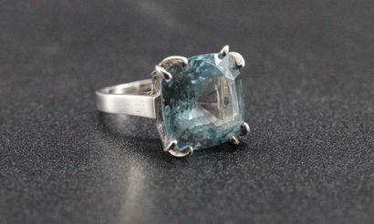 Bague en argent ornée d'une pierre bleue....