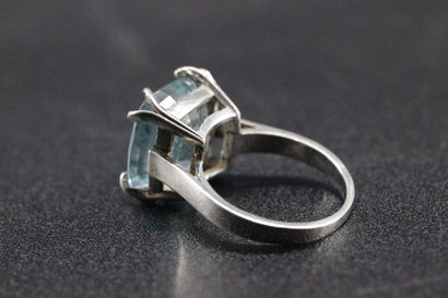 Bague en argent ornée d'une pierre bleue....