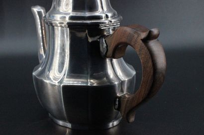 Cafetière en argent, manche bois. PB: 860...