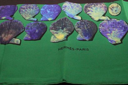 HERMES Paris - Carré en soie modèle coquilles,...