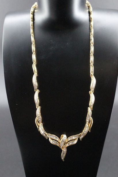 Collier en or jaune drapé et orné de diamants...