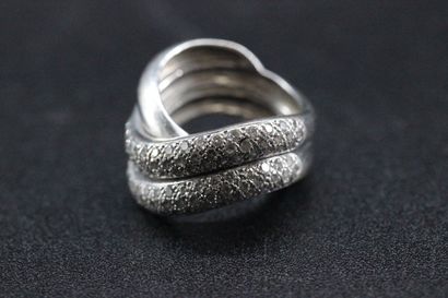 Bague en or blanc pavée de diamants. PB:...