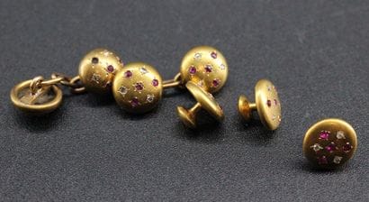 Ensemble comprenant une paire de boutons...
