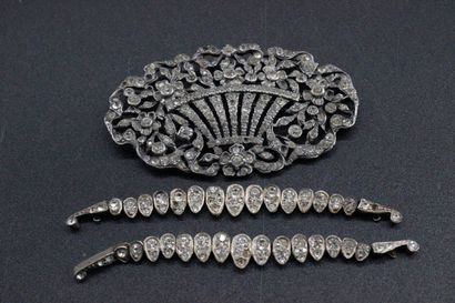 Ensemble d'une broche en métal ornée de strass...