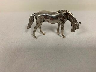Small horse in sterling silver weight: 85...