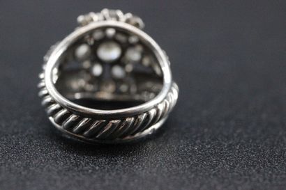 Bague en or blanc ornée d'un diamant central...