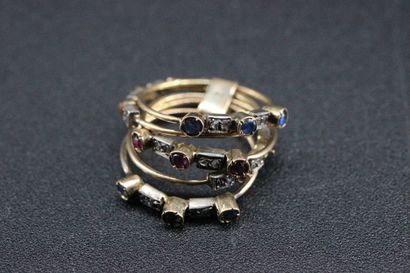 Bague en or jaune ornée de pierres bleues...