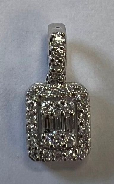 Pendentif de style Art Déco en or blanc 750°/.(18K)...