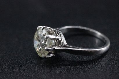 Bague solitaire en or blanc agrémentée d'un...