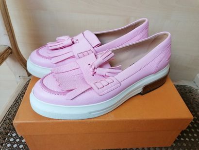 TODS- Paire de chaussures à glands roses,...
