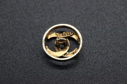 CHANEL- Lot de boutons en métal doré et émaillé...