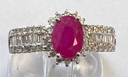 Bague en or blanc 750°/.(18K) 3g orné d'un...