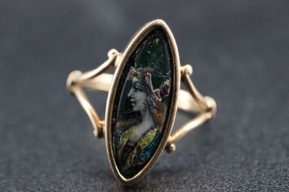 Bague en or jaune agrémentée d'un émail représentant...