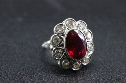 Bague type marguerite en or blanc ornée en...