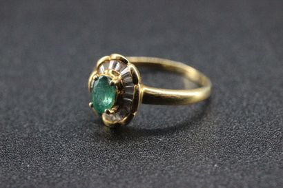 Bague en or jaune ornée d'une émeraude et...