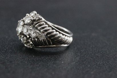 Bague en or blanc ornée d'un diamant central...