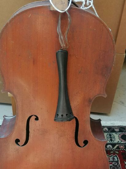 Violoncelle. H 122 cm, (accidents en l'é...