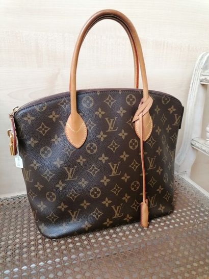 LOUIS VUITTON- Sac à main LOCKIT en toile...