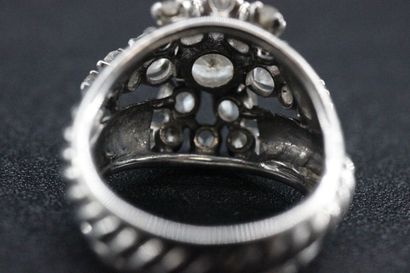 Bague en or blanc ornée d'un diamant central...