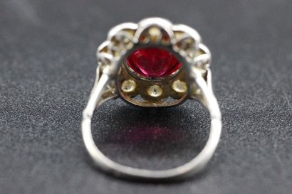 Bague type marguerite en or blanc ornée en...