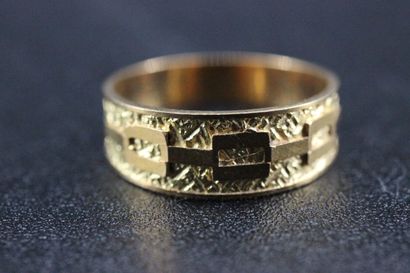 Bague en or jaune à décor guilloché. 2,86...