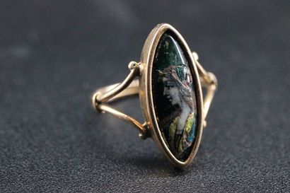 Bague en or jaune agrémentée d'un émail représentant...