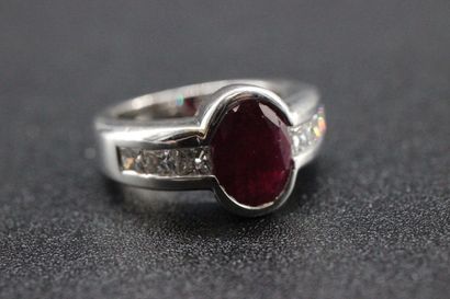 Bague en or blanc ornée d'un rubis de 2 cts...