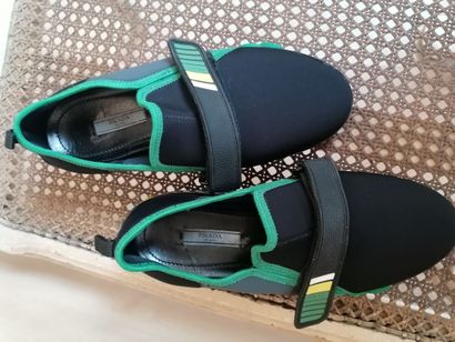 PRADA- Paire de chaussures noires à décor...