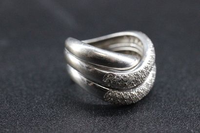 Bague en or blanc pavée de diamants. PB:...