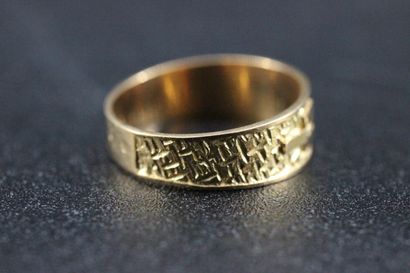 Bague en or jaune à décor guilloché. 2,86...