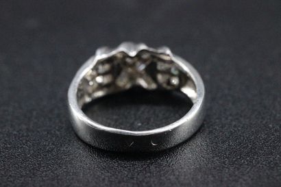 Bague en or blanc avec croisillons et diamants...