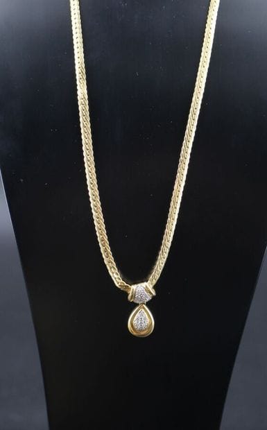 Collier en or jaune 18k à mailles épis agrémenté...