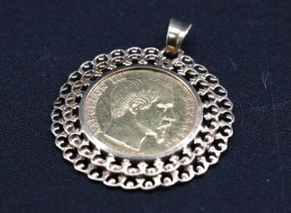 Médaillon en or jaune 18k orné d'une pièce...