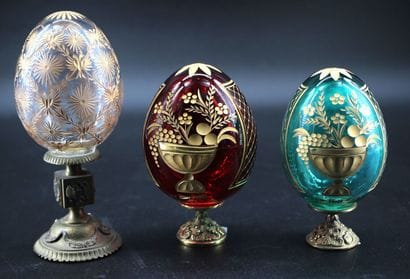 FABERGÉ - Set of 3 crystal eggs mounted on...