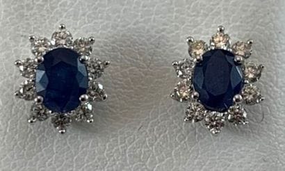Pair of 18k white gold Fleurs ear studs set...